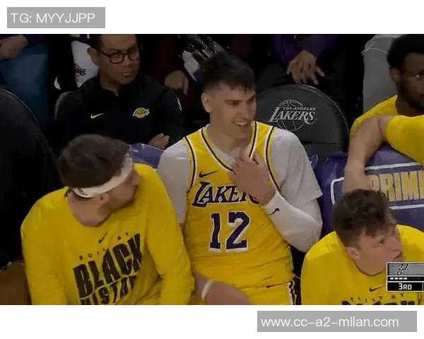 拉拉维亚18分钟内领第六犯被罚下替补席上笑容满面引发热议